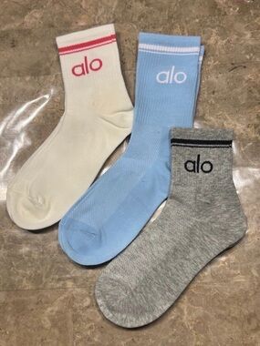New Women’s Alo Socks
New with tags in its packaging 
3 pairs 
Fits sizes 6-11